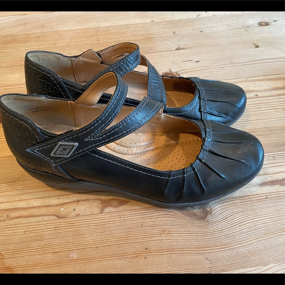 Black biza shoes size 40 feel like a 8 USA
